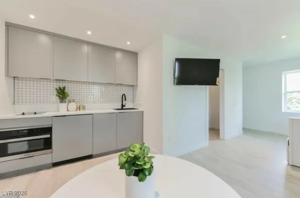 $1,000 | 715 South 3rd Street, Unit 9, Las Vegas, NV 89101