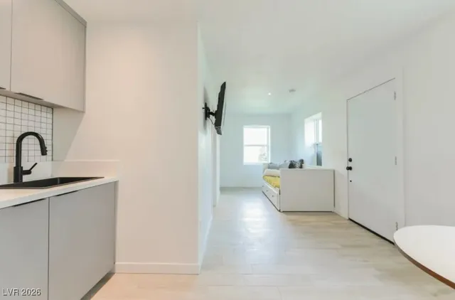 $1,000 | 715 South 3rd Street, Unit 9, Las Vegas, NV 89101