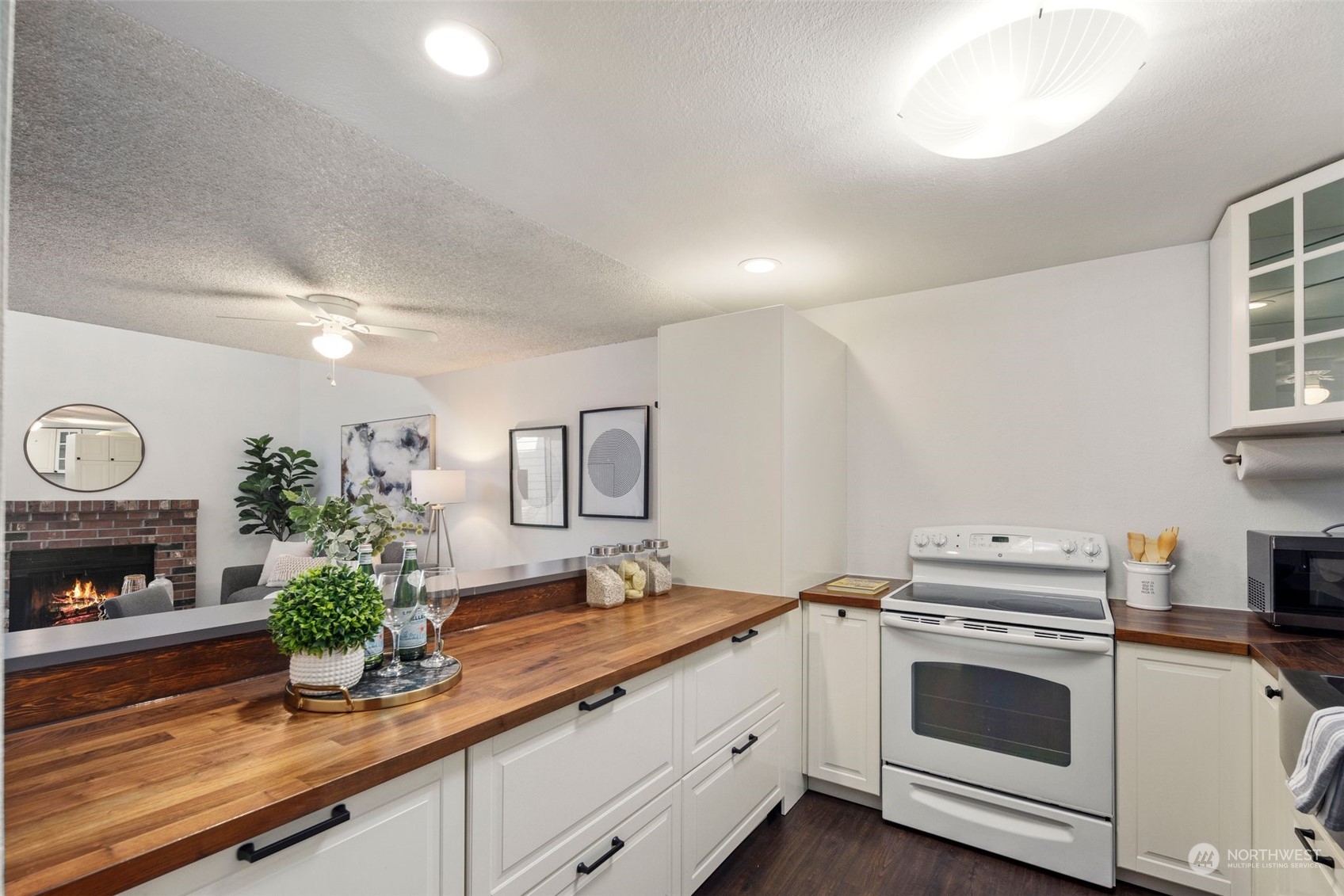 21658 14th Avenue South, Unit A10 Des Moines, WA 98198 - Photo 6 of 39 a kitchen that has a sink and a stove in it
