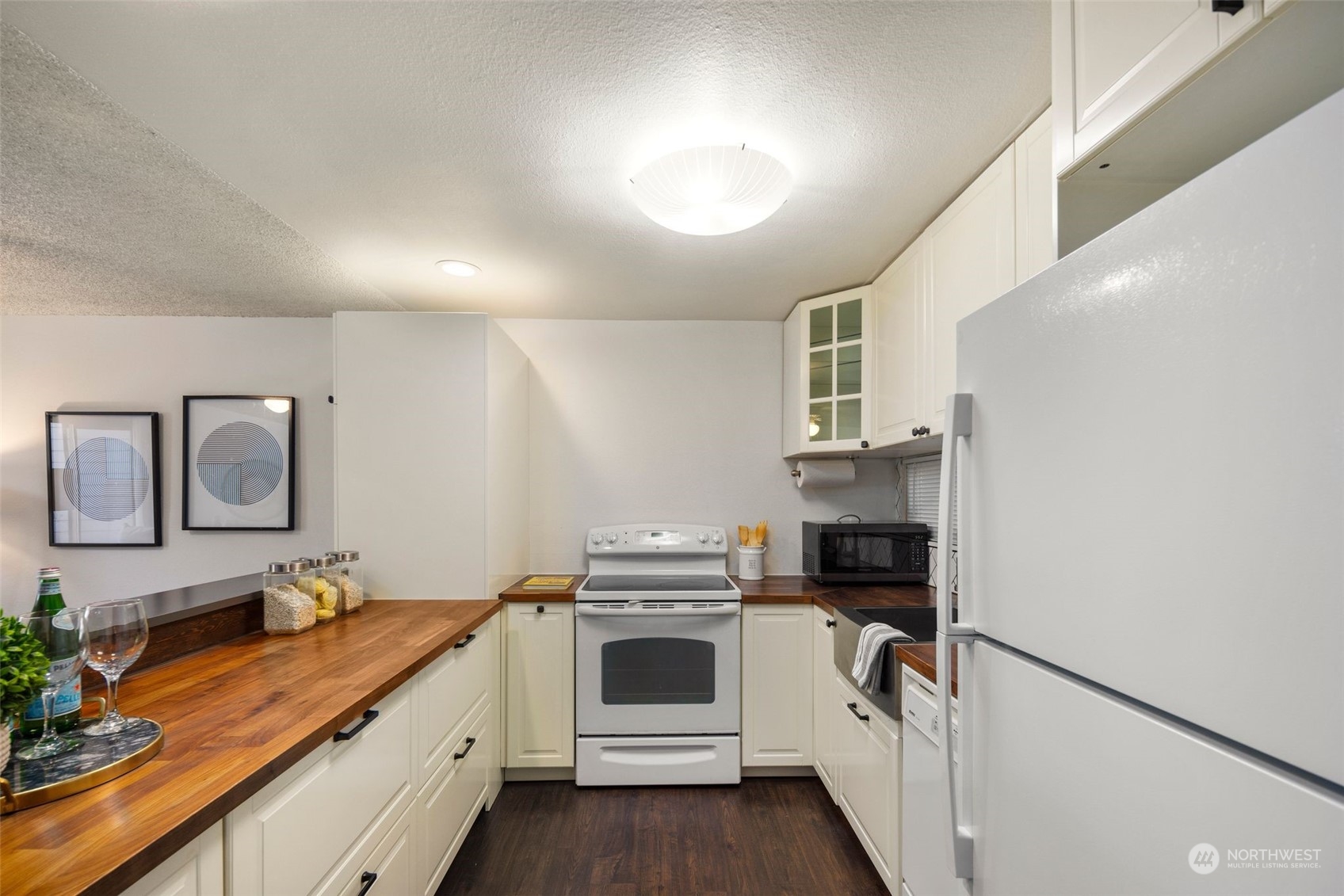 21658 14th Avenue South, Unit A10 Des Moines, WA 98198 - Photo 7 of 39 a view of a kitchen with electric appliances