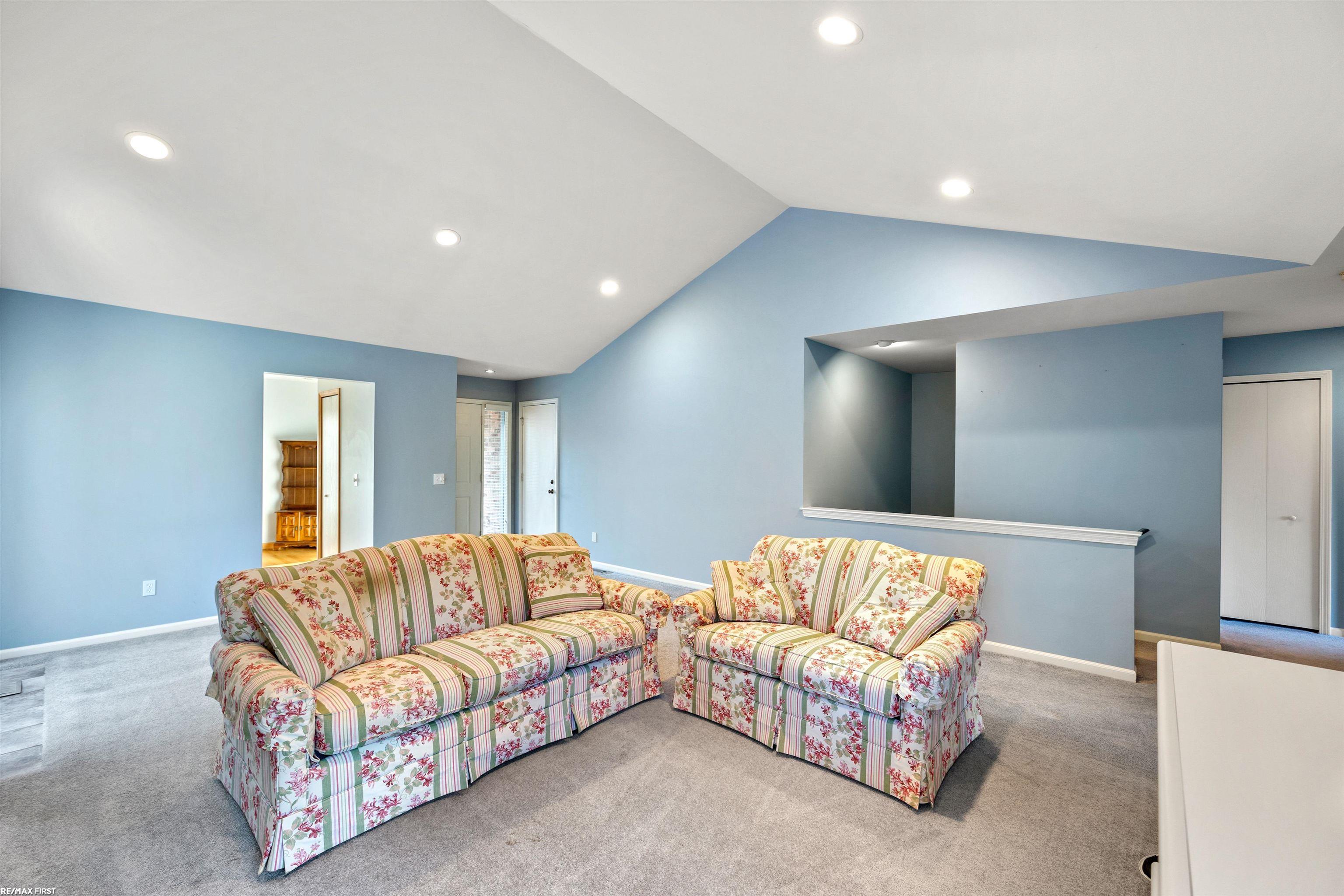 480 Farmridge Court Rochester, MI 48307 - Photo 8 of 31 50095623-7.JPG
