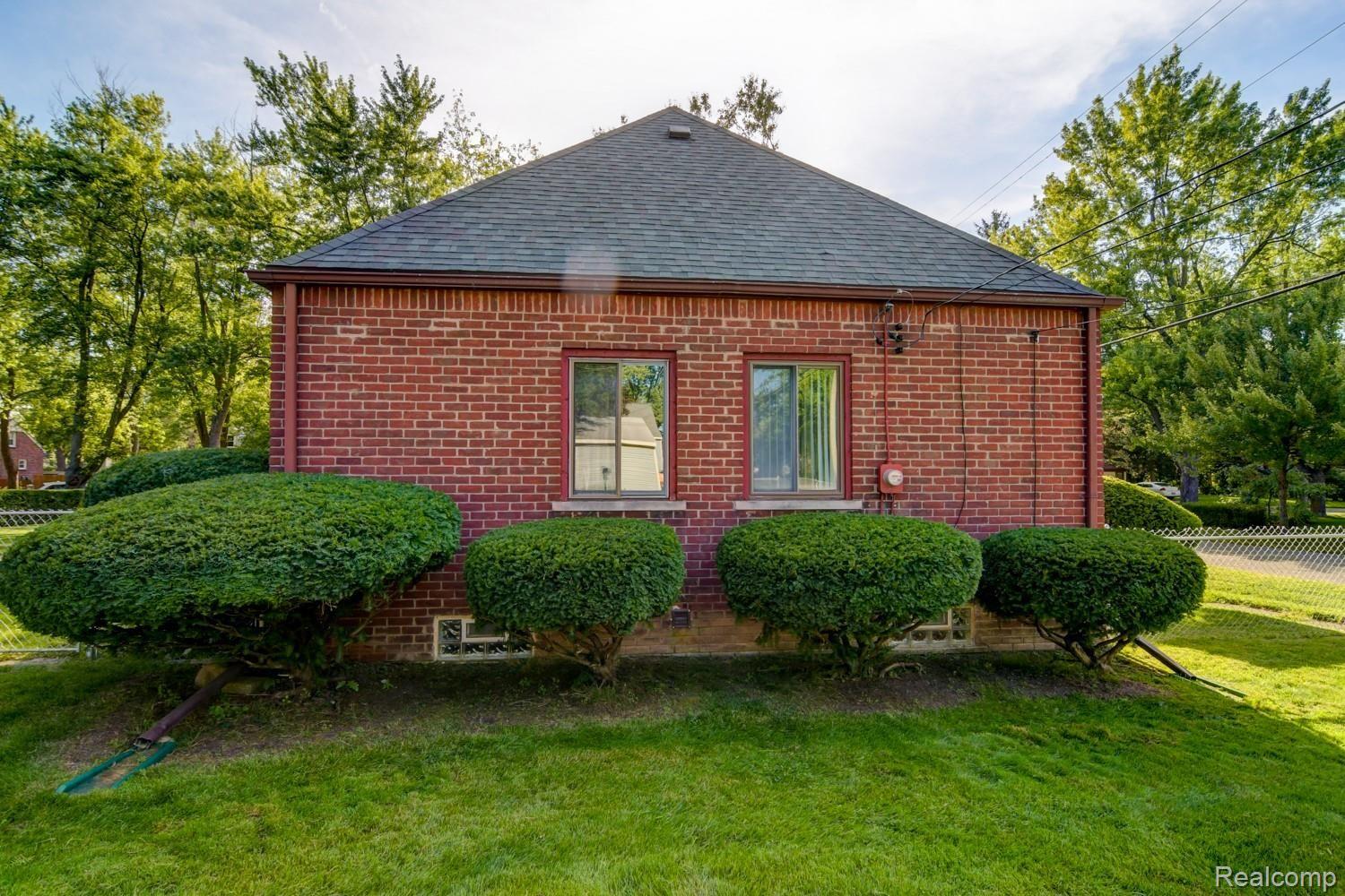 311 Dover Road Waterford, MI 48328 - Photo 39 of 67 311 Dover Exterior-8.jpg