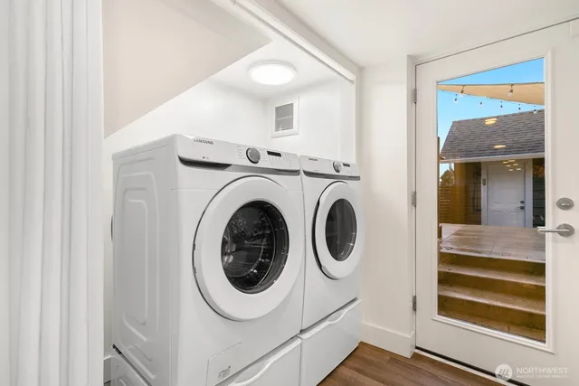 a view of a backyard