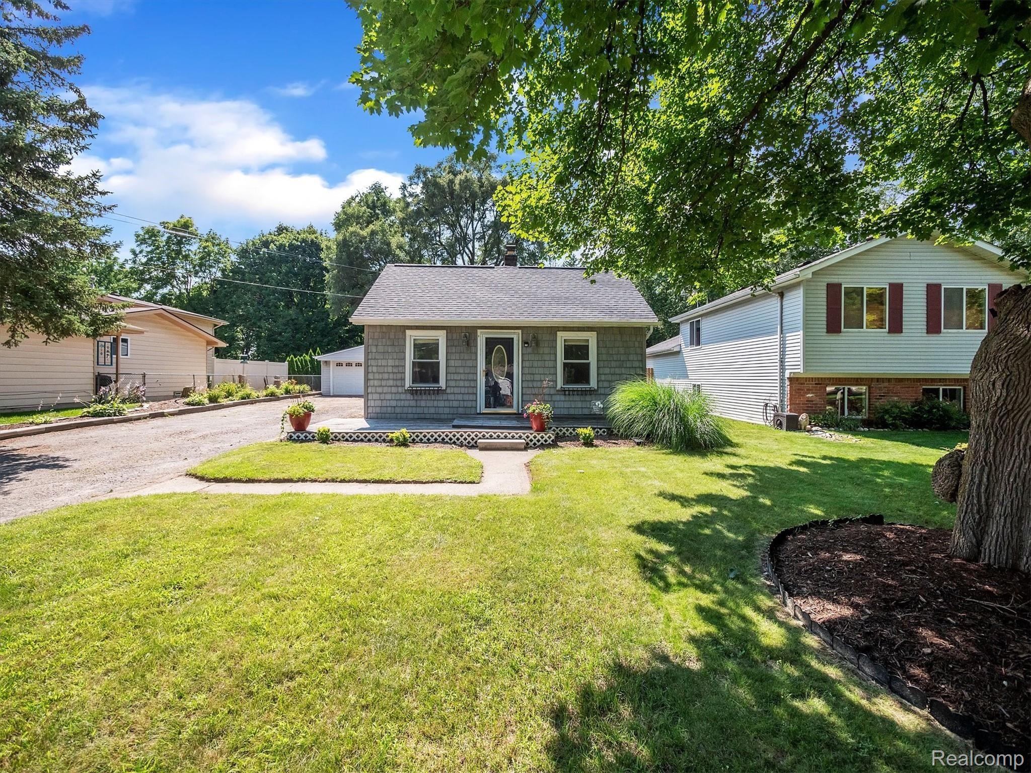 1277 Merry Road Waterford, MI 48328 - Photo 2 of 37 Front of house daytime!