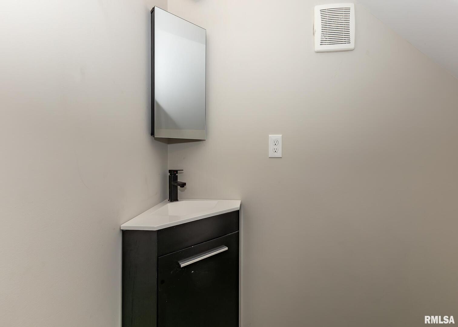 924 North 3rd Street Clinton, IA 52732 - Photo 16 of 33