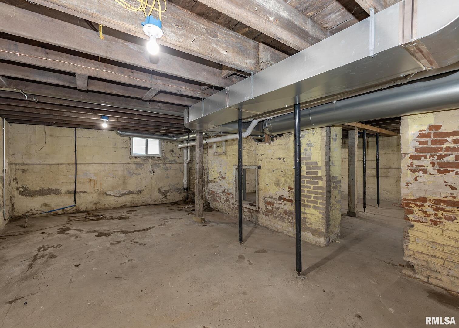 924 North 3rd Street Clinton, IA 52732 - Photo 28 of 33