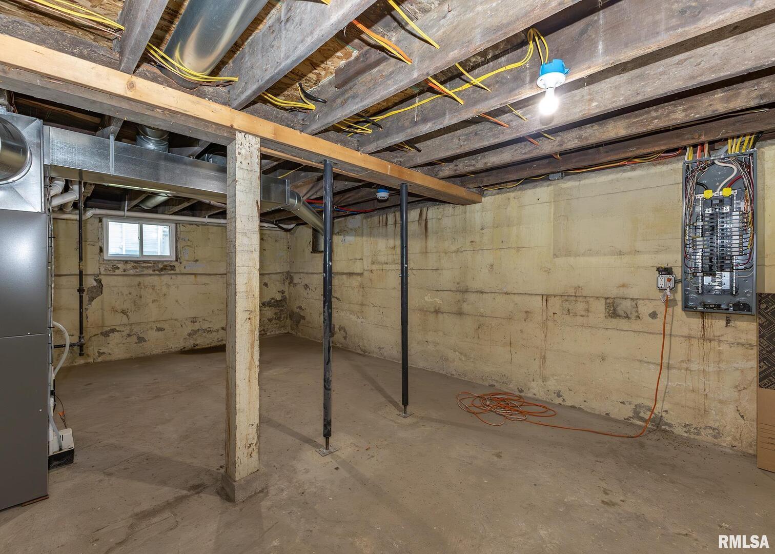 924 North 3rd Street Clinton, IA 52732 - Photo 29 of 33