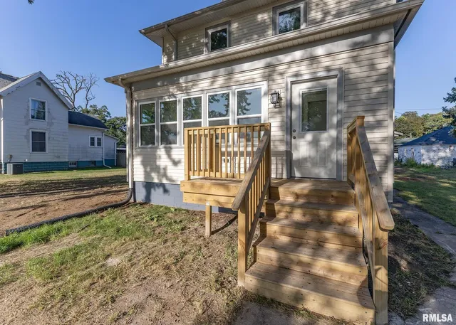 a view of a house with backyard and porch