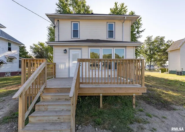 a view of a back yard of the house