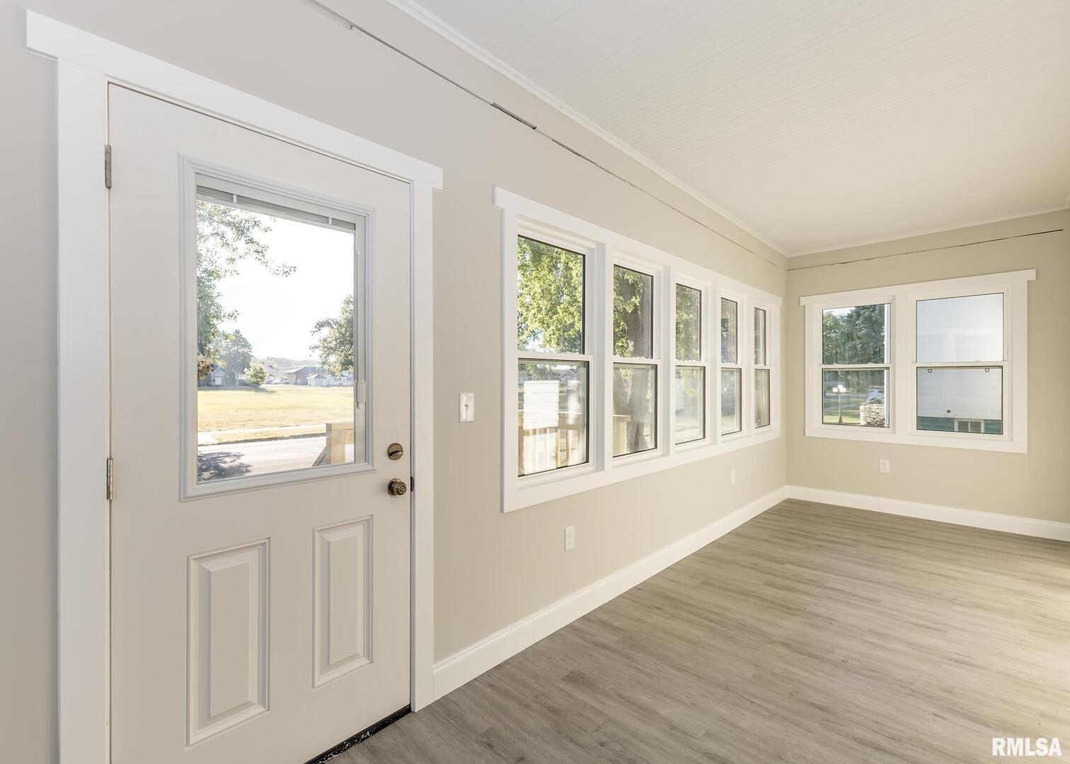 924 North 3rd Street Clinton, IA 52732 - Photo 4 of 33