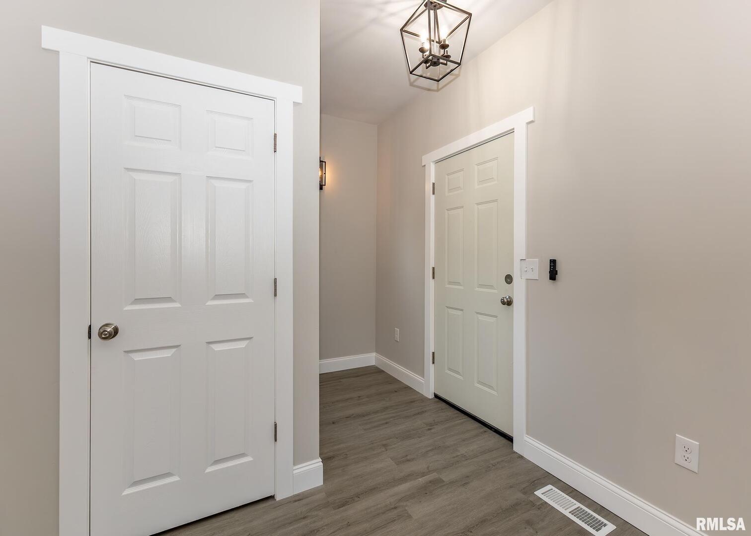 924 North 3rd Street Clinton, IA 52732 - Photo 6 of 33