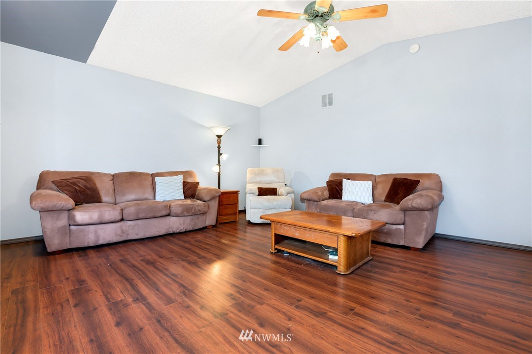 4511 Northeast 17th Street Renton, WA 98059 - Photo 6 of 25 Gallery Image 6