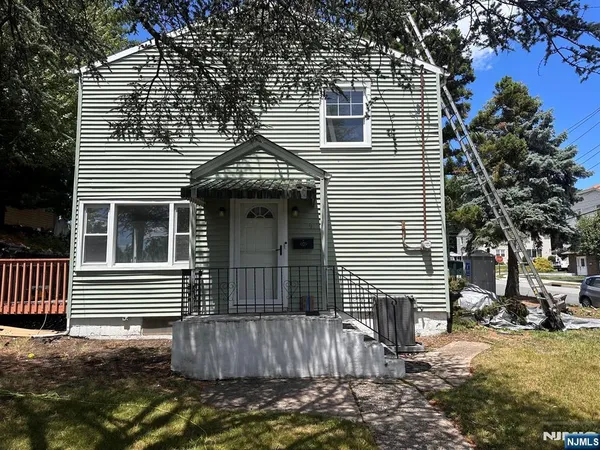 $2,700 | 97 Echo Place, Elmwood Park, NJ 07407