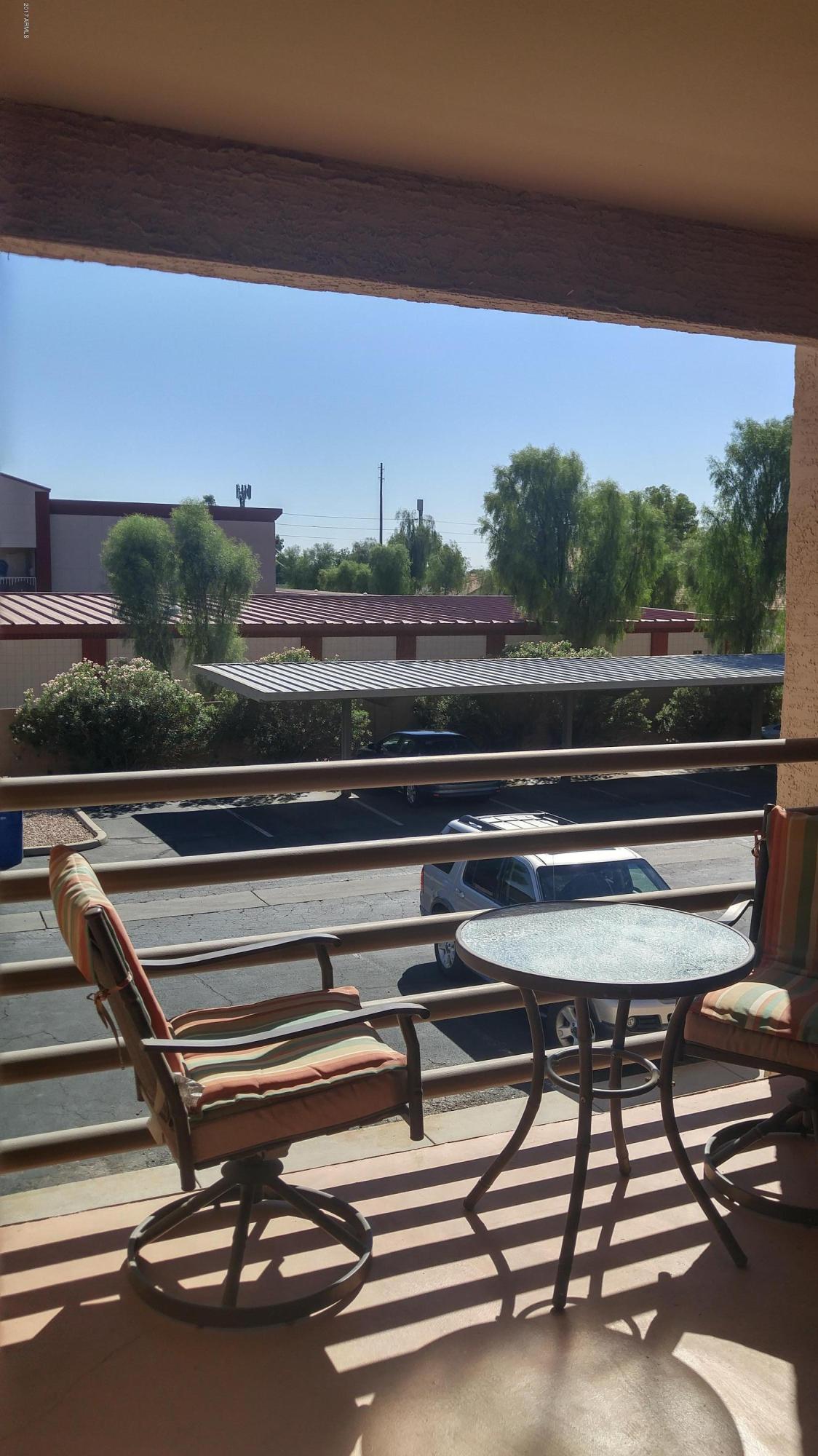 1340 North Recker Road, Unit 219 Mesa, AZ 85205 - Photo 7 of 41 a view of backyard with table and chairs
