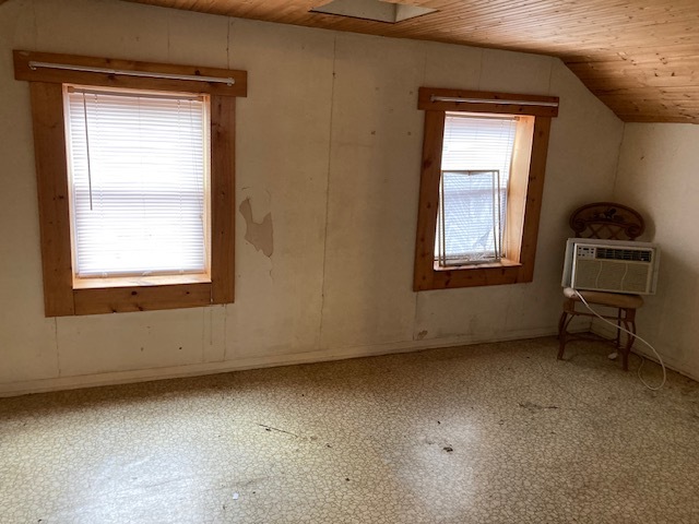 23424 West Coal City Road Wilmington, IL 60481 - Photo 13 of 15 an empty room with windows