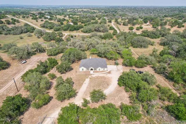 $715,000 | 346 Broken Arrow, Floresville, TX 78114