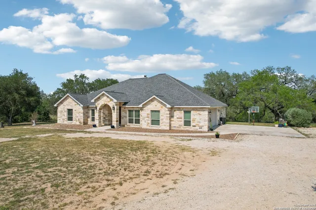$715,000 | 346 Broken Arrow, Floresville, TX 78114