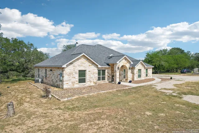 $715,000 | 346 Broken Arrow, Floresville, TX 78114