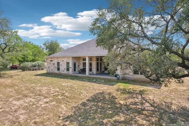 $715,000 | 346 Broken Arrow, Floresville, TX 78114