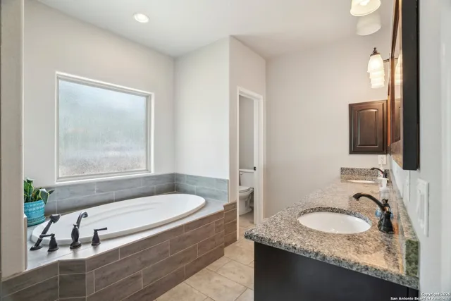 $730,000 | 346 Broken Arrow, Floresville, TX 78114