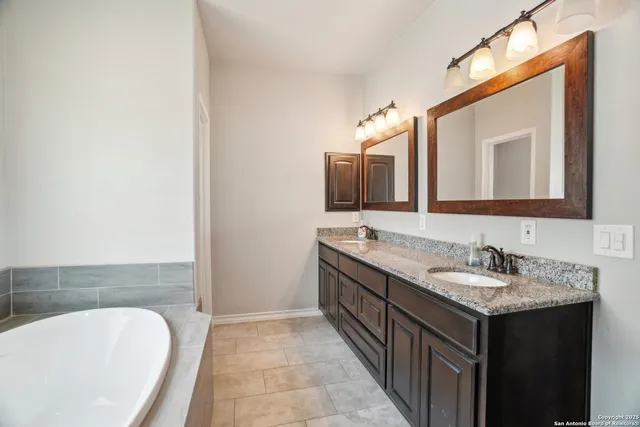 $730,000 | 346 Broken Arrow, Floresville, TX 78114