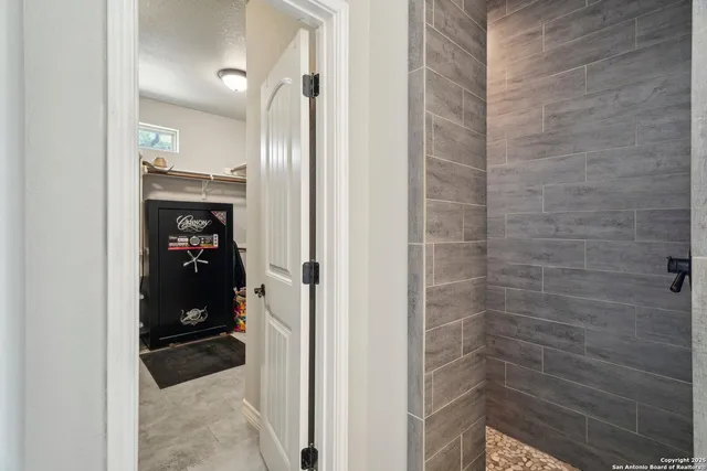 $730,000 | 346 Broken Arrow, Floresville, TX 78114