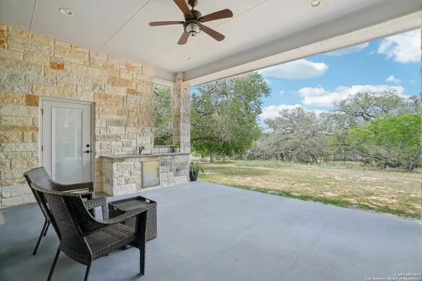 $715,000 | 346 Broken Arrow, Floresville, TX 78114