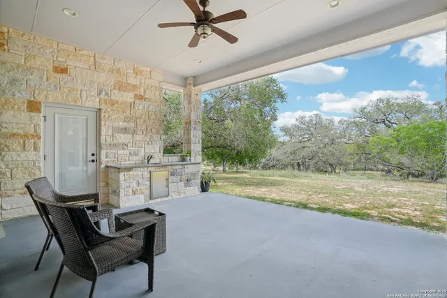 $730,000 | 346 Broken Arrow, Floresville, TX 78114