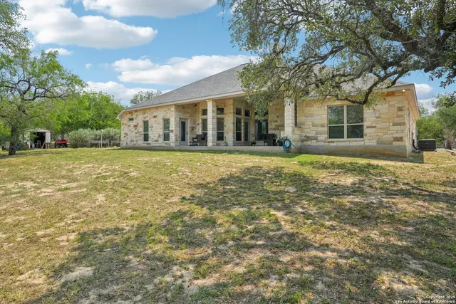 $730,000 | 346 Broken Arrow, Floresville, TX 78114
