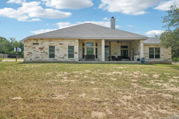 $715,000 | 346 Broken Arrow, Floresville, TX 78114
