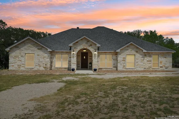 $715,000 | 346 Broken Arrow, Floresville, TX 78114