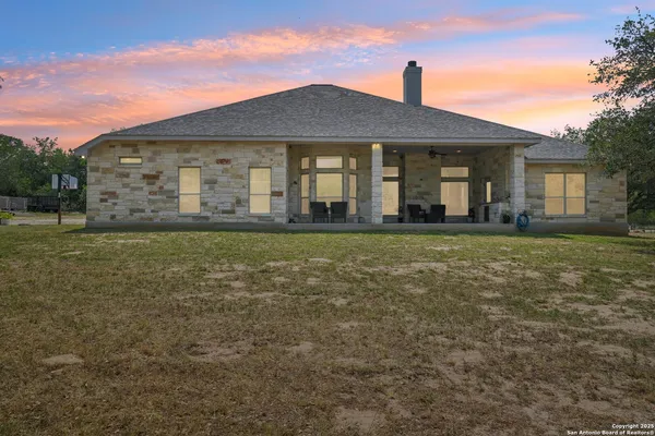 $715,000 | 346 Broken Arrow, Floresville, TX 78114