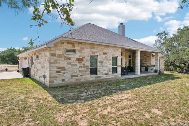 $715,000 | 346 Broken Arrow, Floresville, TX 78114