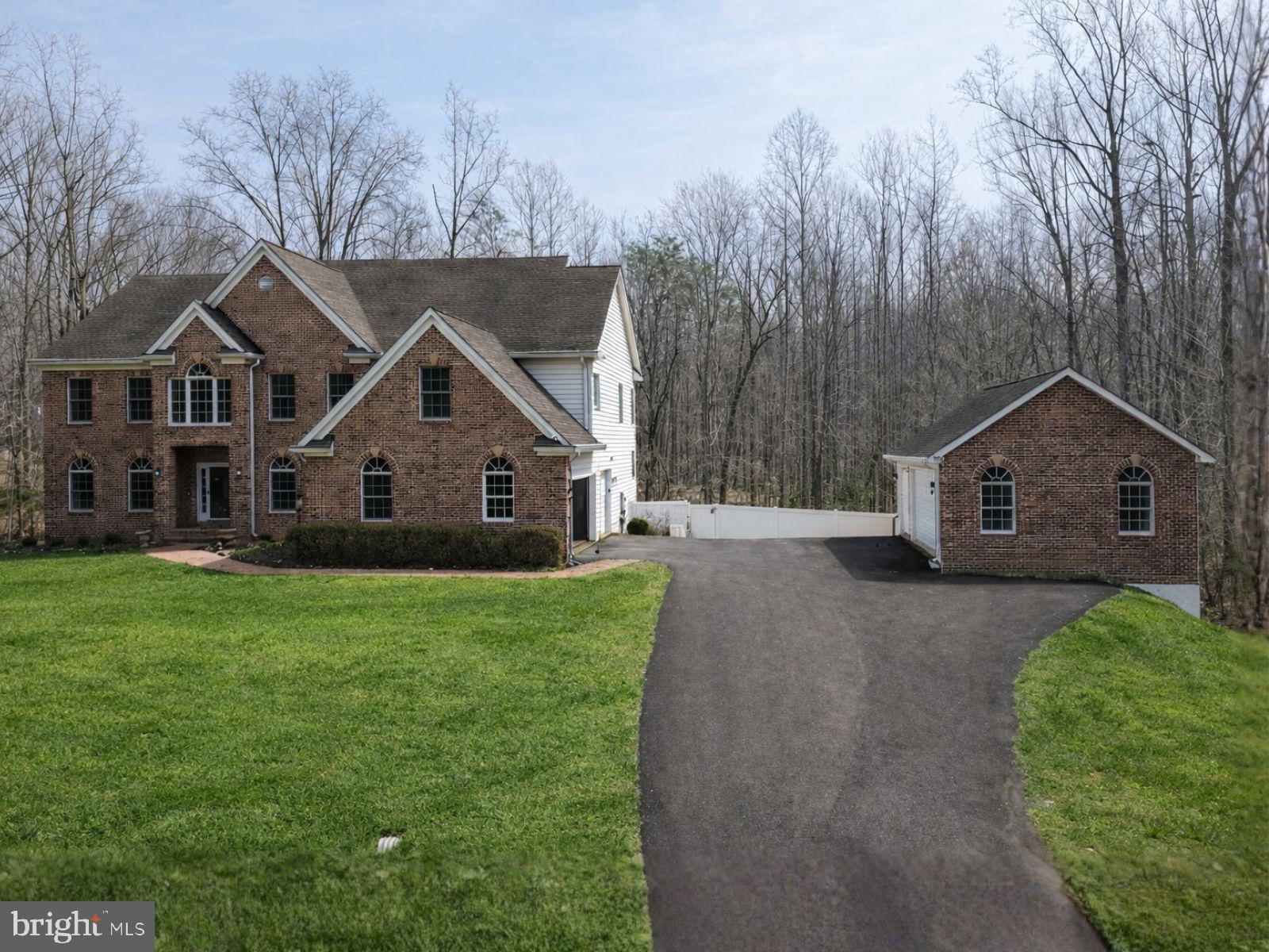 9401 Keyser Road Nokesville, VA 20181 - Photo 4 of 8 a front view of a house with yard
