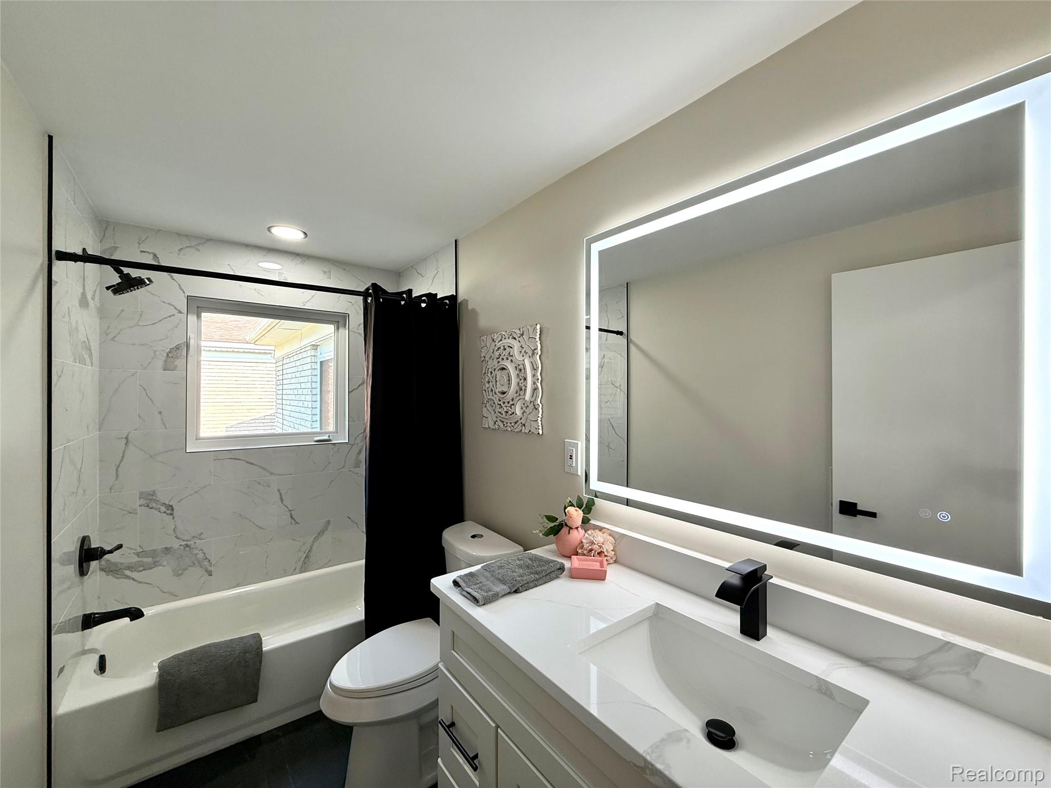 39909 Lynn Street Canton, MI 48187 - Photo 16 of 45 Bathroom