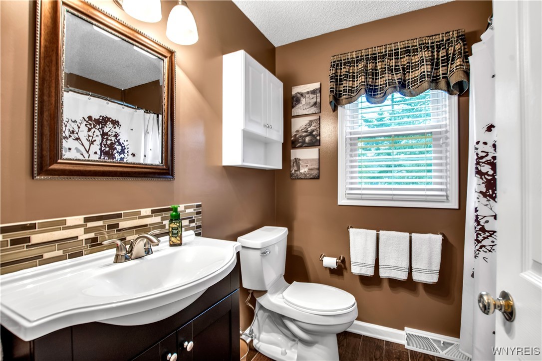 2850 Amsdell Road, Unit 1 Hamburg, NY 14075 - Photo 32 of 50 2nd flr updated full Bath w/vanity, glass tile bor