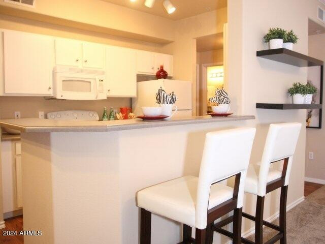 411 East Indian School Road, Unit 21 Phoenix, AZ 85012 - Photo 3 of 16 a dining room with table and chairs
