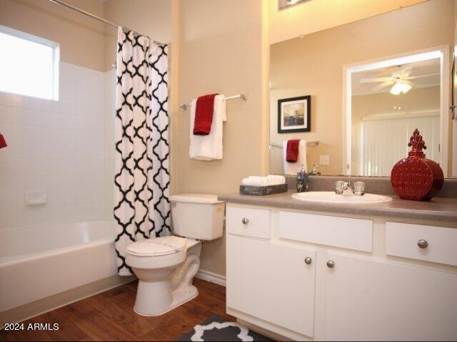 411 East Indian School Road, Unit 21 Phoenix, AZ 85012 - Photo 6 of 16 a bathroom with a sink toilet and shower