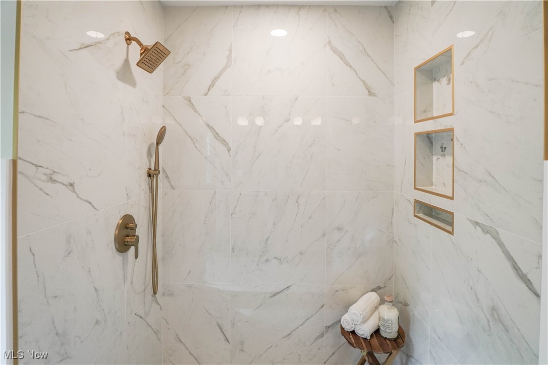 7239 Huntington Road Hudson, OH 44236 - Photo 23 of 49 Primary Bathroom