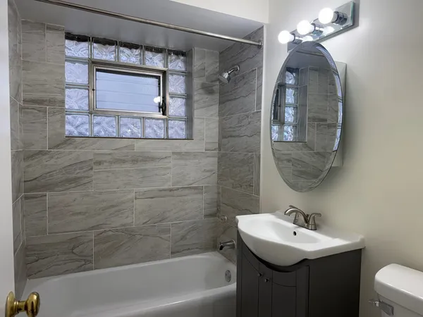 $1,450 | 11137 South Emerald Avenue, Unit 2R, Chicago, IL 60628