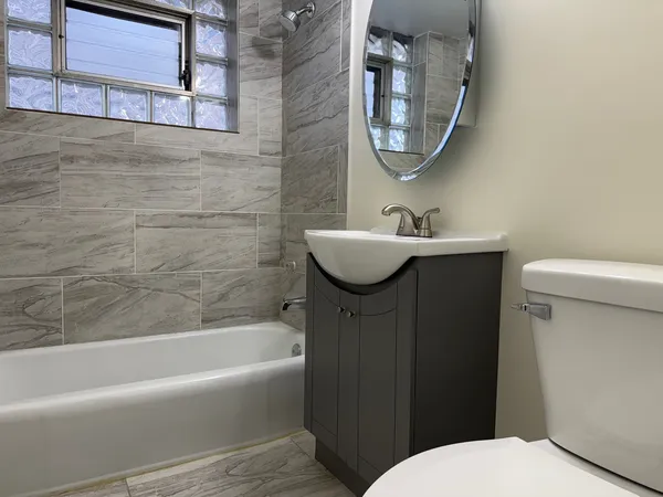 $1,450 | 11137 South Emerald Avenue, Unit 2R, Chicago, IL 60628