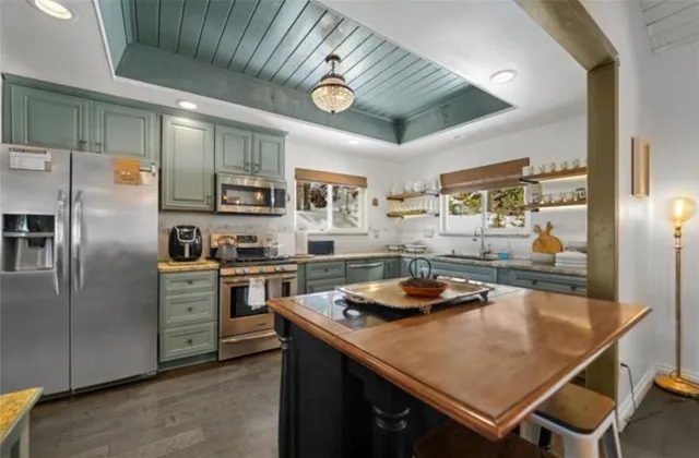 $950,000 | 943 Nadelhorn Drive, Lake Arrowhead, CA 92352