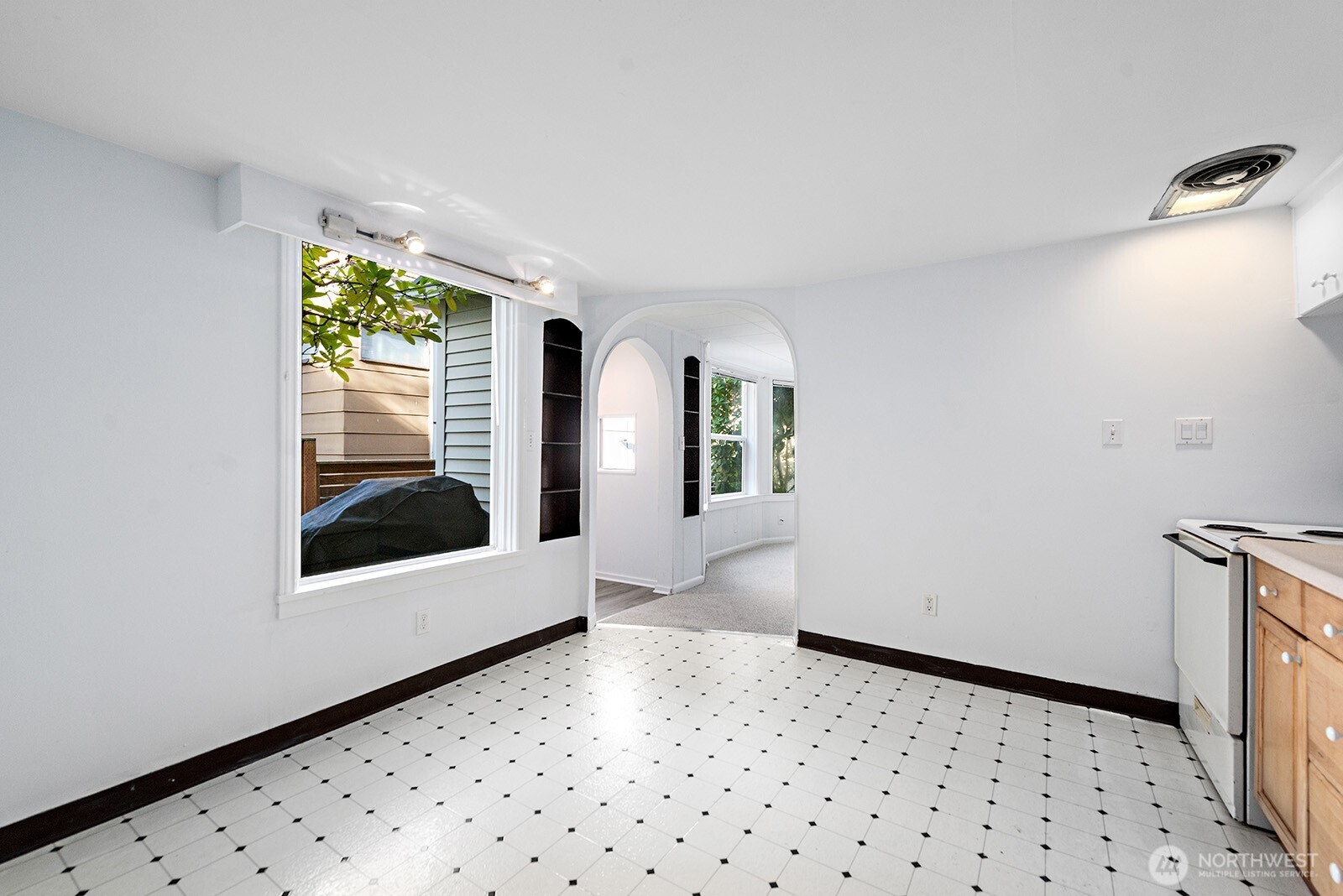 7818 Stroud Avenue North Seattle, WA 98103 - Photo 16 of 35