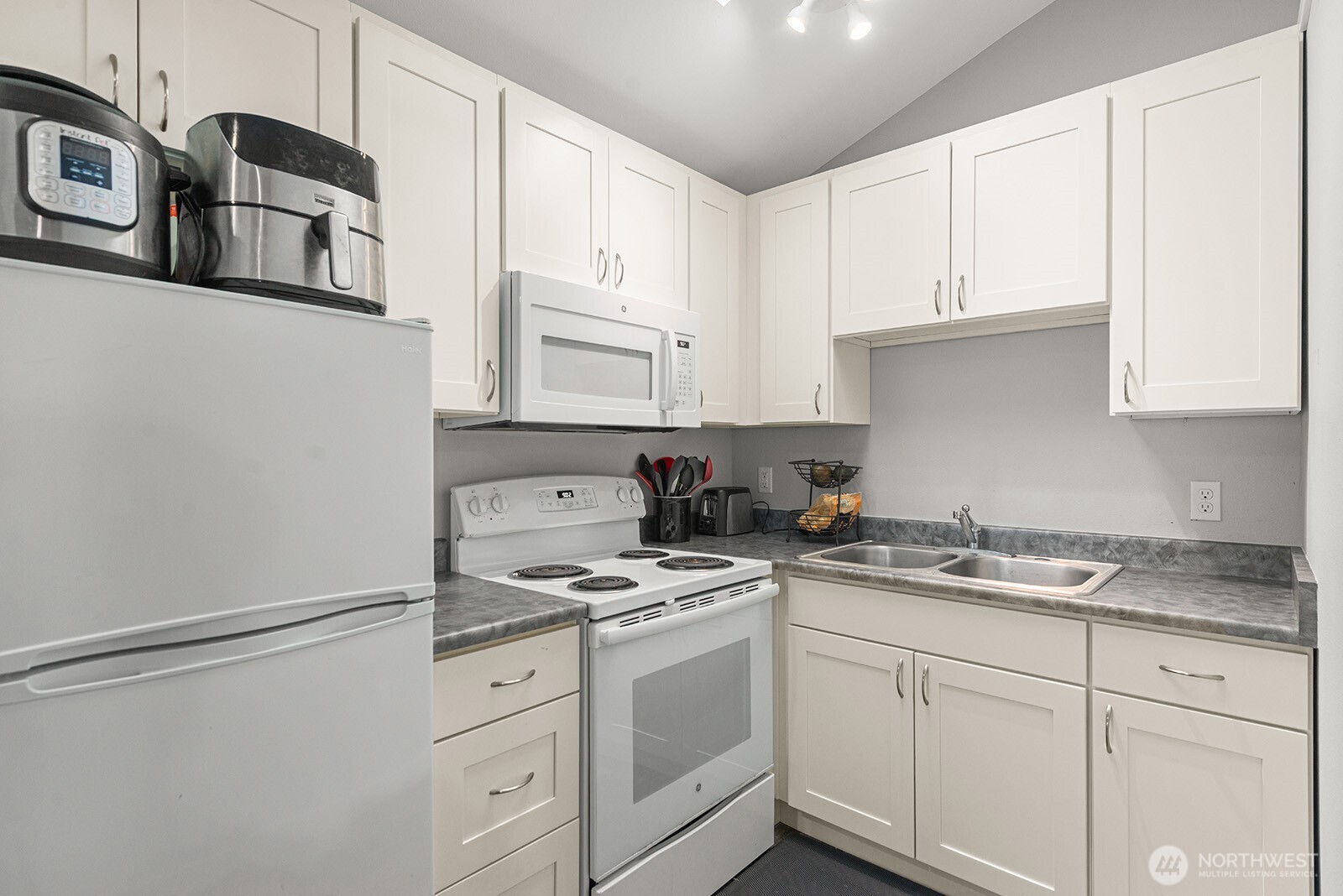 7818 Stroud Avenue North Seattle, WA 98103 - Photo 30 of 35