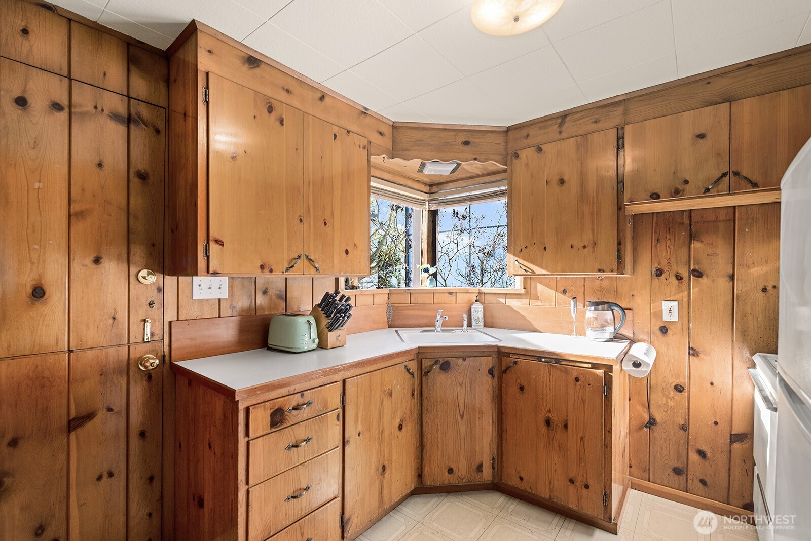 7818 Stroud Avenue North Seattle, WA 98103 - Photo 9 of 35