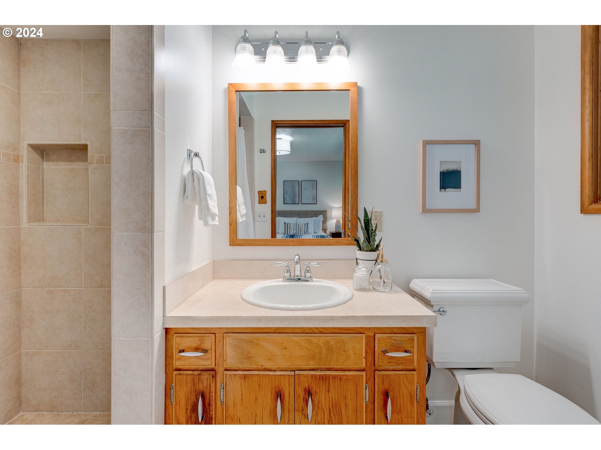 13735 Southwest Hargis Road Beaverton, OR 97008 - Photo 13 of 27 Bathroom, Attached