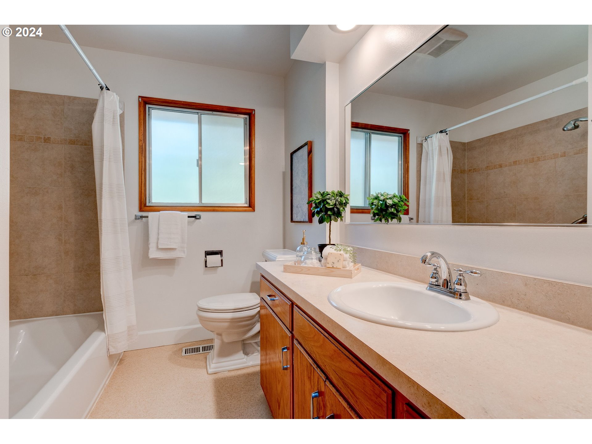 13735 Southwest Hargis Road Beaverton, OR 97008 - Photo 16 of 27 Bathroom
