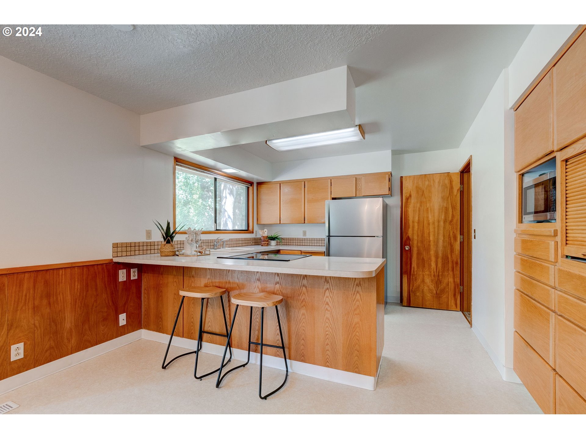 13735 Southwest Hargis Road Beaverton, OR 97008 - Photo 9 of 27 Kitchen