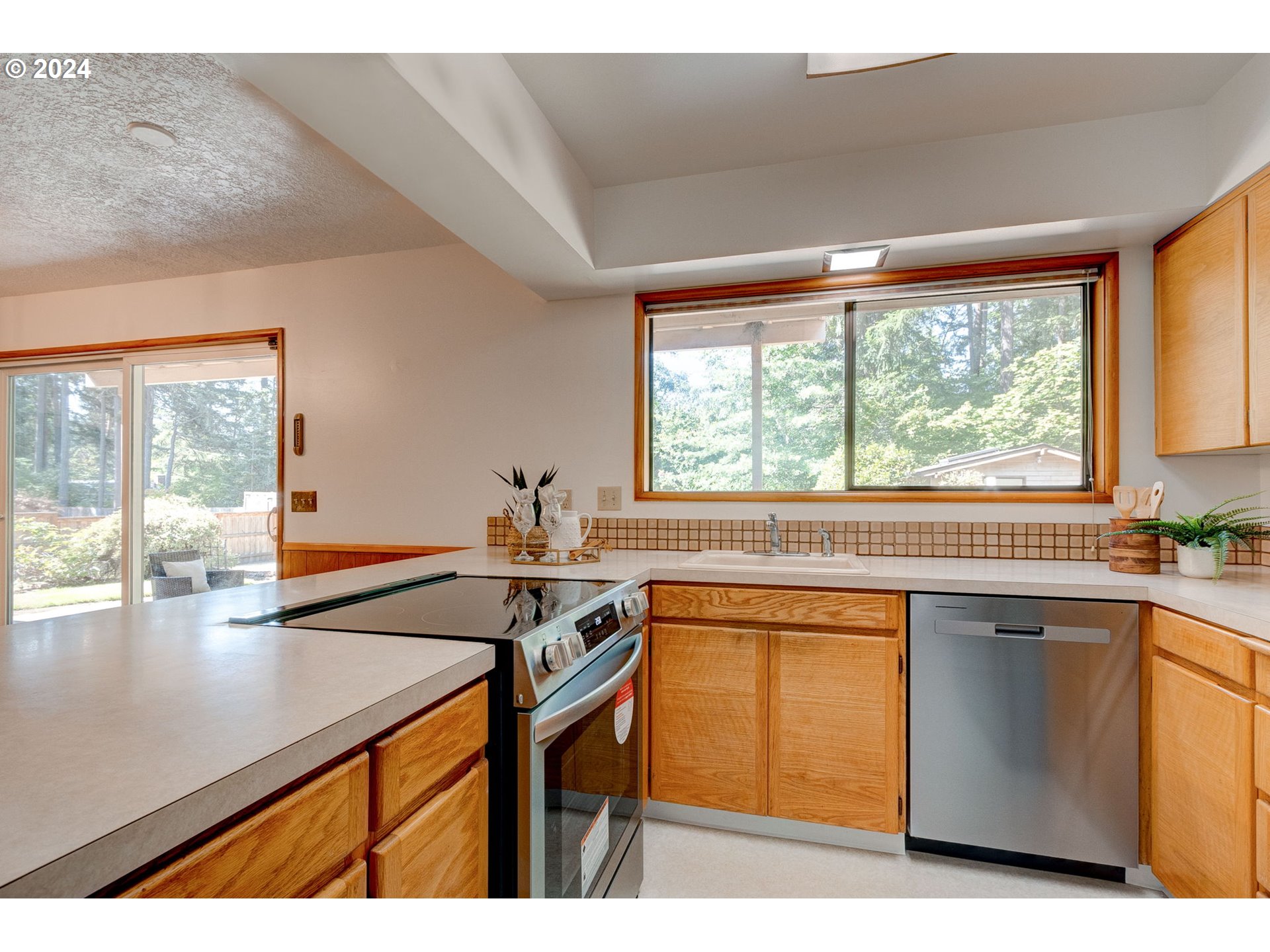 13735 Southwest Hargis Road Beaverton, OR 97008 - Photo 10 of 27 Kitchen