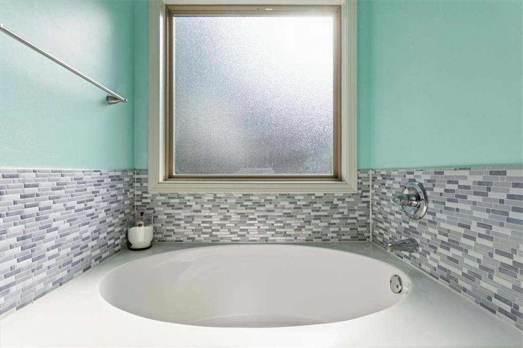 59 Round Rock Circle Northeast Rome, GA 30161 - Photo 23 of 46 a bathroom with a bathtub